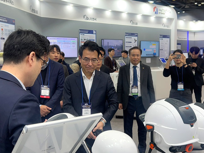 TUGU smart safety helmet receives great response at Smart Construction...